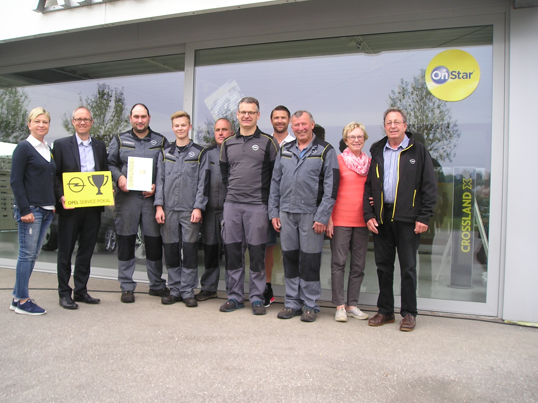 Auto Attenberger GmbH wurde für besondere Werkstattleistung mit dem OPEL Service Pokal ausgezeichnet